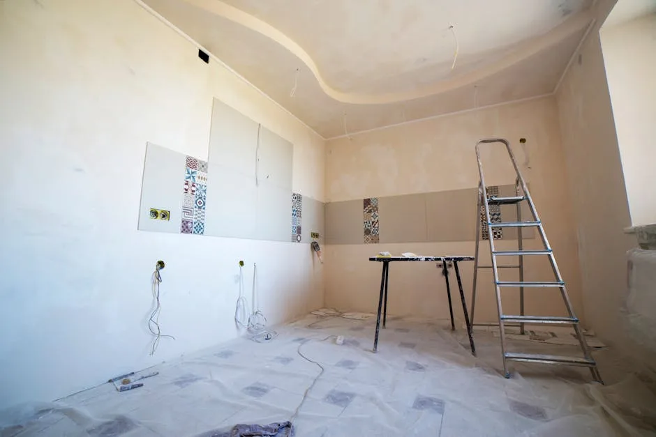 Espace intérieur en cours de rénovation avec peinture, planchers et finitions