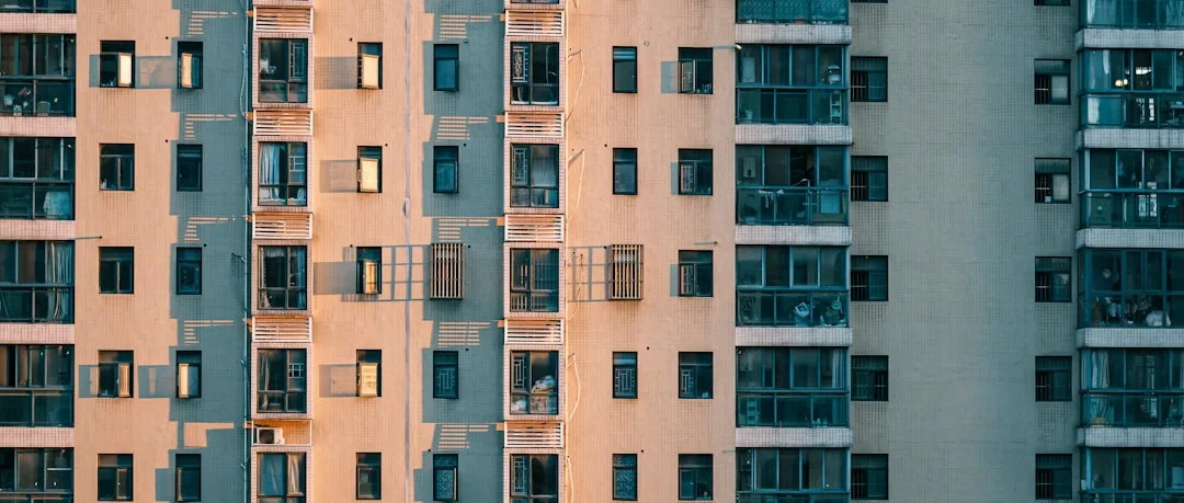 Immeuble résidentiel multilogements moderne, façade contemporaine