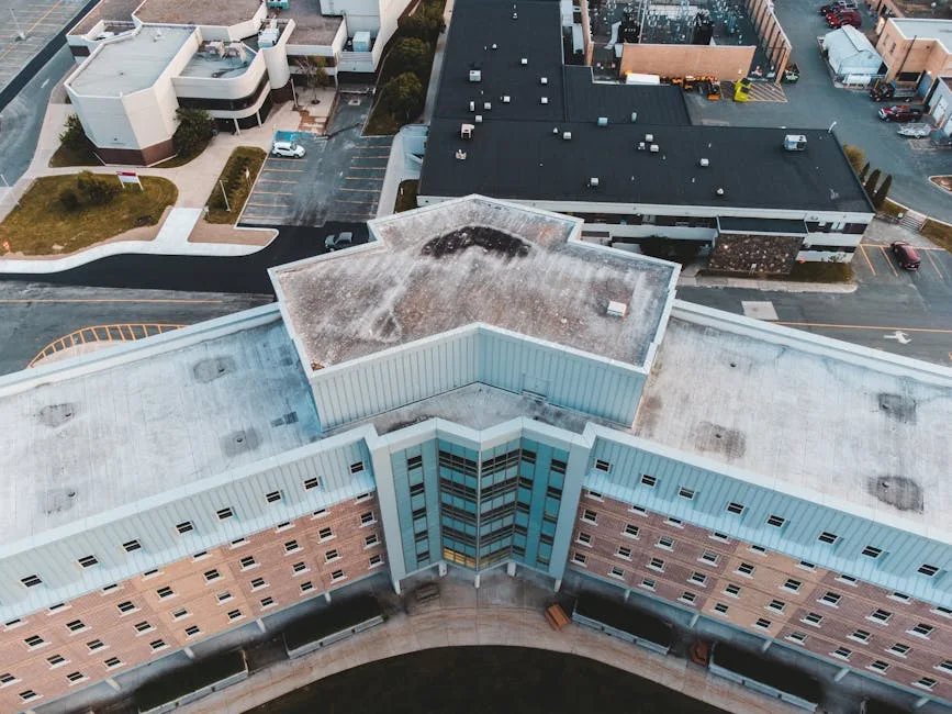 Vue aérienne de toiture commerciale avec membrane et drainage